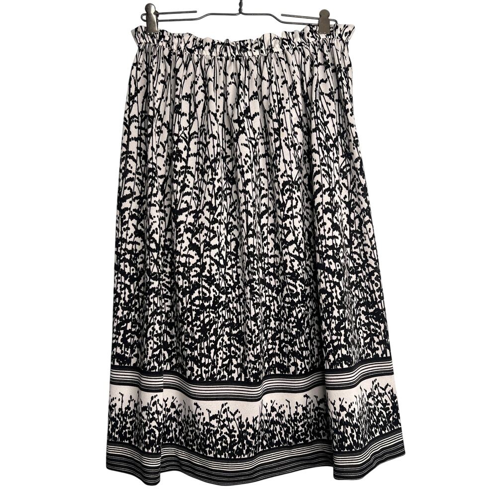 Vintage 70s Size Medium Black White Print Polyester Crepe Skirt Cottagecore